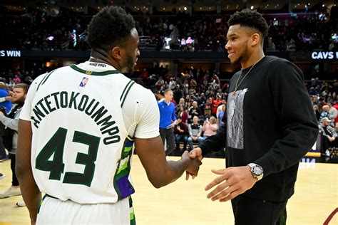 Video Mike Budenholzers Hilarious Reaction Goes Viral As Giannis