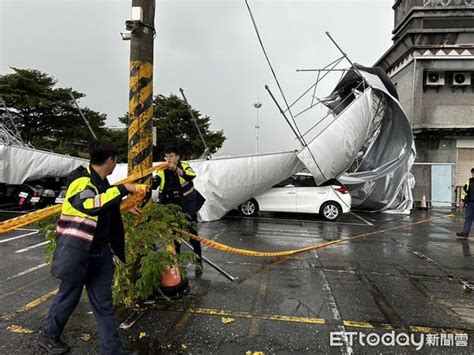 海葵颱風發威！花蓮機車棚頂不住強風倒塌 警拉封鎖線警戒 Ettoday社會新聞 Ettoday新聞雲