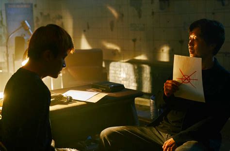 Hometown Ep. 1-6: Cops, Cults and Confusion in a Genre-Blending Thriller – Seoulbeats