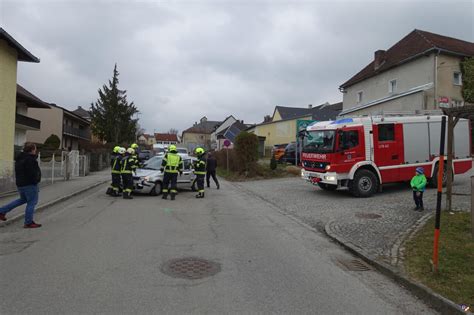 Fahrzeugbergung am Graben Freiwillige Feuerwehr Haslach Mühl