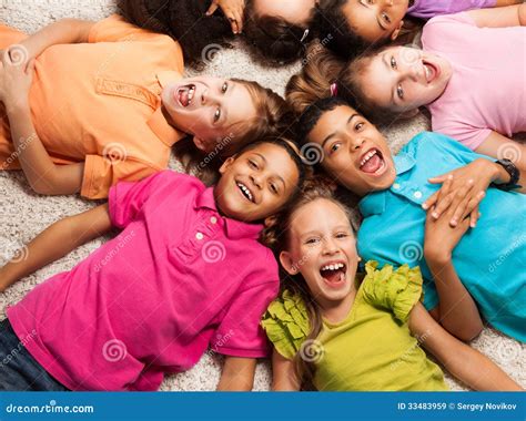 Enfants S étendant Dans La Forme D étoile Image stock Image du cuir