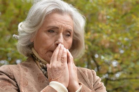 Retrato De Una Anciana Triste En El Parque Oto O Foto Premium