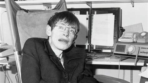 Stephen Hawking : Professor Stephen Hawking - zerkalo79-wall