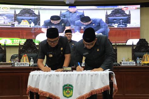 Bupati Dan Ketua Dprd Lutim Tandatangani Persetujuan Bersama Ranperda