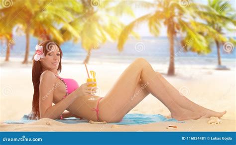 Frau Im Bikini Der Am Sonnigen Strand Sich Entspannt Stockbild Bild