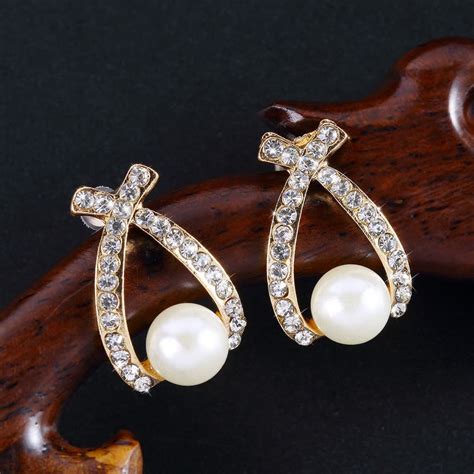 Anting Stud Korea Mutiara Kristal Desain Lingkaran Silang Warna Gold On