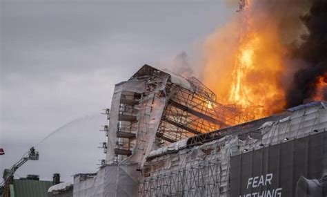 Incendio En La Antigua Bolsa De Copenhague Persiste Sin Heridos Pese A