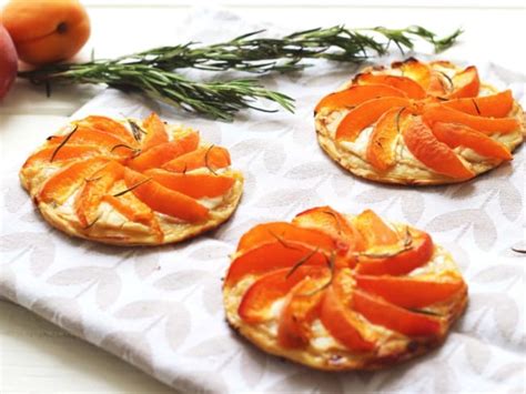 Tartelettes Aux Abricots Ch Vre Miel Et Romarin Recette Par Contes