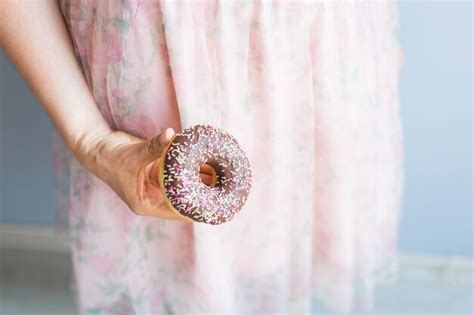 Close Up De Mulher Segura Bolo Donut De Chocolate Conceito De Junk