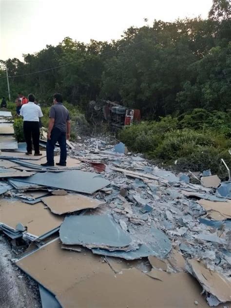 Vuelca Tr Iler En El Tramo De La Muerte De Felipe Carrillo Puerto