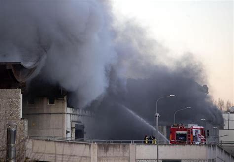 Rubbish dump fire sends black cloud over Rome — Italianmedia