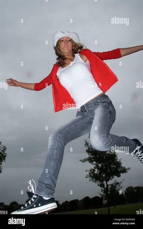 Attractive blonde girl long legs Fotos und Bildmaterial in hoher Auflösung Alamy