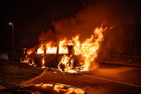 Zwei Fahrzeuge brennen an der Burgkirchener Straße aus Freiwillige