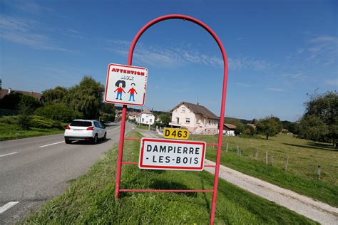 Dampierre les Bois Un homme de 65 ans blessé par une pelleteuse de 3 5