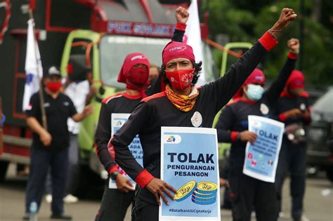 Foto Buruh Kembali Turun Ke Jalan Tolak Omnibus Law Cipta Kerja