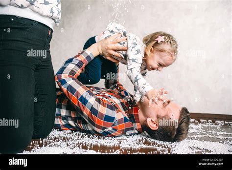 Papa joue avec sa fille Banque de photographies et dimages à haute