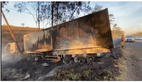 Caminhão pega fogo após bater em árvore na PR 092 em Santo Antônio da