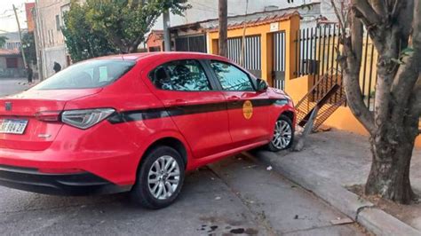 Un taxi perdió el control subió a la vereda y evitó chocar una casa