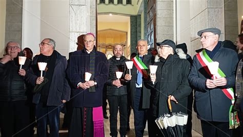 Una Fiaccolata Per Don Gianni Rigoli Varapodio Con Il Vescovo In Testa