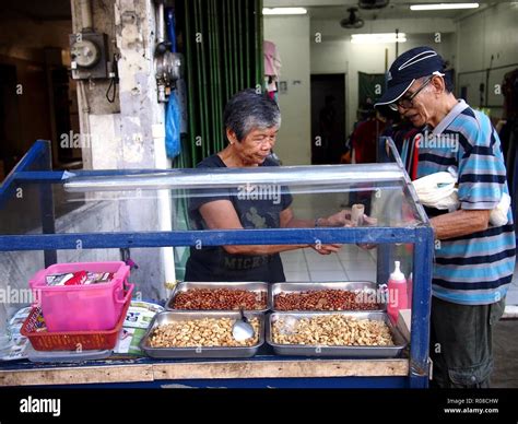 Manila Street Vendor High Resolution Stock Photography And Images Alamy