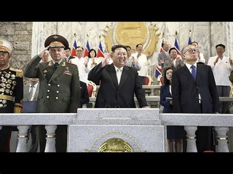 Russlands Verteidigungsminister Wohnt Milit Rparade Nordkoreas Bei