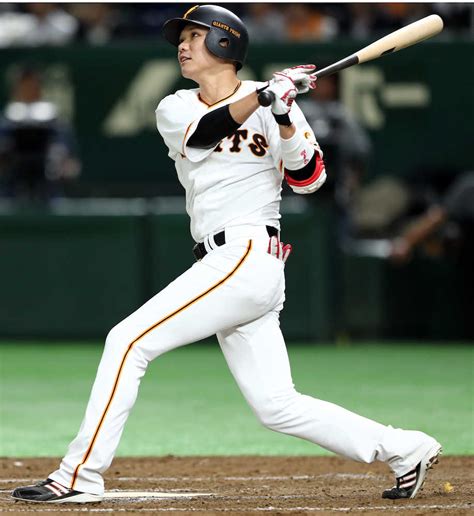 ＜巨・ソ＞6回1死一塁、先制の左越え2ランを放つ坂本勇 ― スポニチ Sponichi Annex 野球