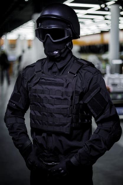 Спецназ в черной униформе, маске и бронежилете swat защитные очки для ...