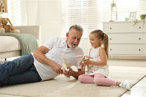 El Abuelo Feliz Y Su Nieta Jugando Juntos Con Juguetes En Casa Imagen