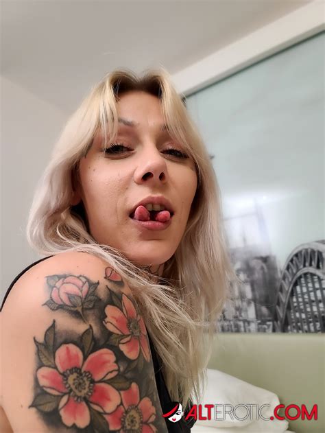 Tattooed Blonde Babe Nayomi Sharp Gets Plugged With A Big Cock 12 Photos