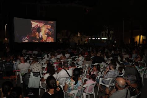 Cinema a la plaça atrae a los más cinéfilos a las plazas de Torrent