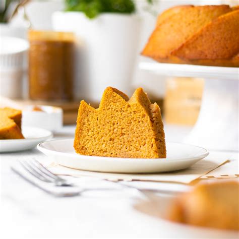 Easy Vegan Pumpkin Cake | Happy Vegannie