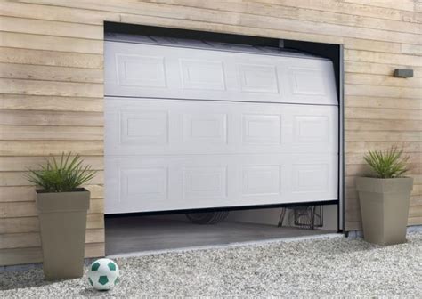 Montage D Une Porte De Garage Sectionnelle Motoris E Maguisa Bois Eco