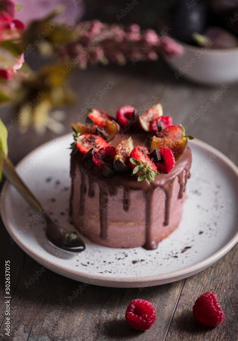 G Teau Naked Cake Genoise Fruits Rouges Stock Photo Adobe Stock