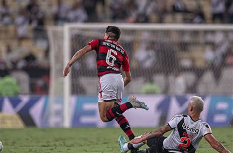 LATERAIS DO FLAMENGO APARECEM EM TOP 3 MELHORES JOGADORES DA POSIÇÃO