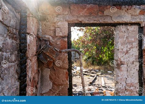 Casa Destruída O Fogo Falta De Janela Medidor De Gás Danificado