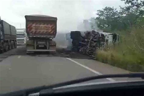 Carreta Tomba Ao Tentar Desviar De Buraco às Margens Da Br 364