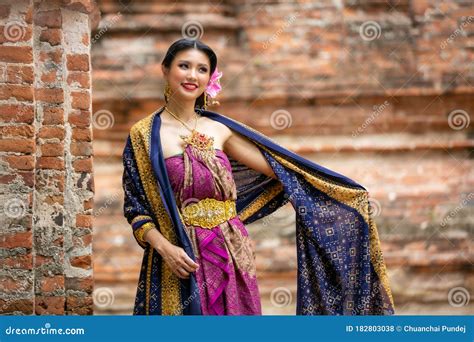 Young Asian Women in Traditional Dress,Indonesia Young Beautiful Woman ...