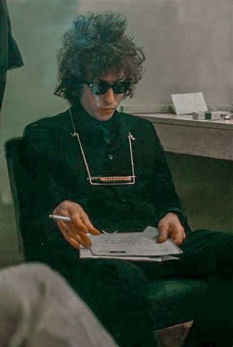 Rare and intimate photographs of backstage during bob dylan s 1975 tour rolling thunder revue ...