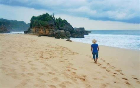 Banteng Mati Pantai Eksotis Bak Permata Tersembunyi Di Pacitan