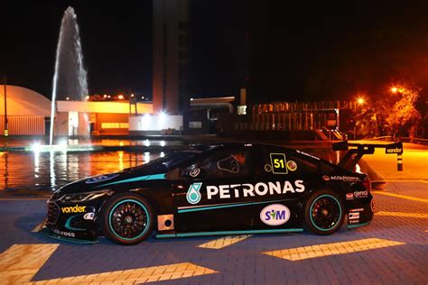 Átila Abreu apresenta novo carro para 2024 e comenta novidades da Stock Car