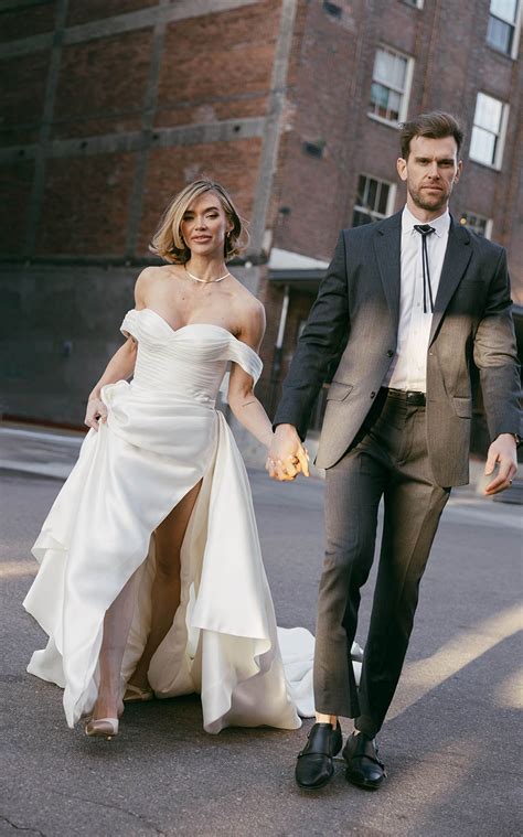 Modern City Elopement In An Eva Lendel Wedding Dress｜anna bé bridal