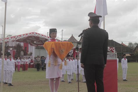 Upacara Penurunan Bendera Dalam Rangka Peringatan Hari Ulang Tahun Kemerdekaan Republik