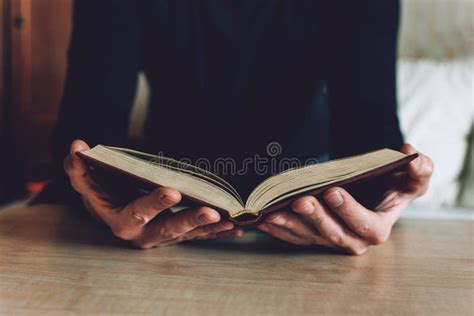 Hombre Estudiante Que Sostiene Muchos Libros En Manos En El Fondo De