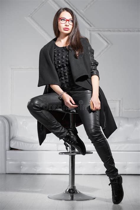 Junger Reizend Brunette In Den Gl Sern Stockfoto Bild Von M Dchen Bezaubernd