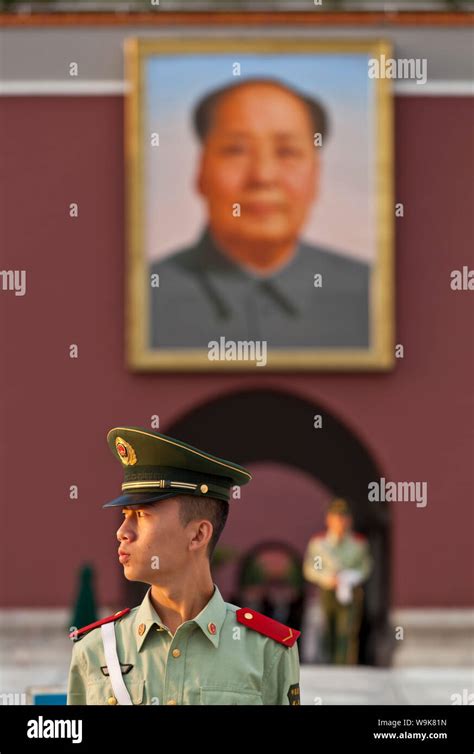 L extérieur de la tour soldat Tiananmen et le portrait du président Mao