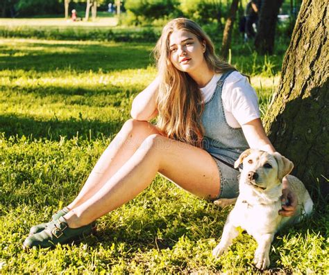 Jeune Femme Blonde Attirante Jouant Avec Son Chien En Parc Vert Photo Stock Image Du Pose