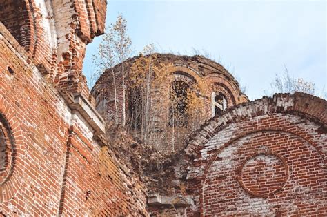 Igreja Crist Abandonada Do Tijolo Vermelho Nas Profundezas Da R Ssia