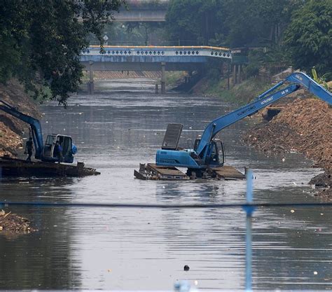 Foto Pemprov Dki Keruk Kanal Banjir Barat Untuk Antisipasi Banjir