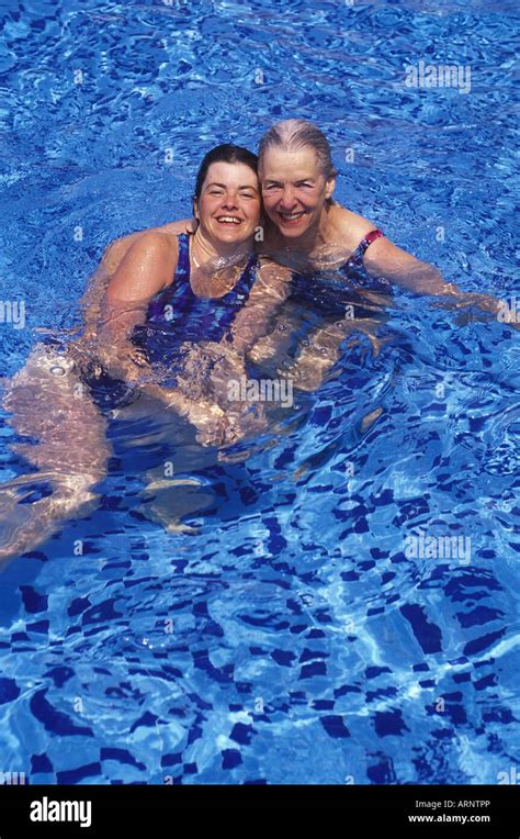 Mutter Tochter Bikini Fotos Und Bildmaterial In Hoher Aufl Sung Alamy