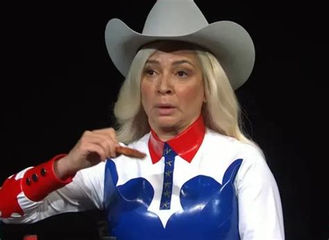 Maya Rudolph brings the heat as Beyoncé on SNL s Hot Wings challenge arabtimes